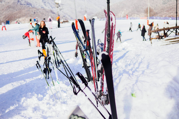 Alppien sukset ja lumilaudat lumi hiihtokeskus loma
 - Valokuva, kuva