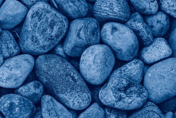 Szekrény makró nagy nagy kék kövek kavicsok feküdt a földön. Természetes környezeti háttér textúra. Kilátás fentről. Toned klasszikus kék 2020 szín. - Fotó, kép