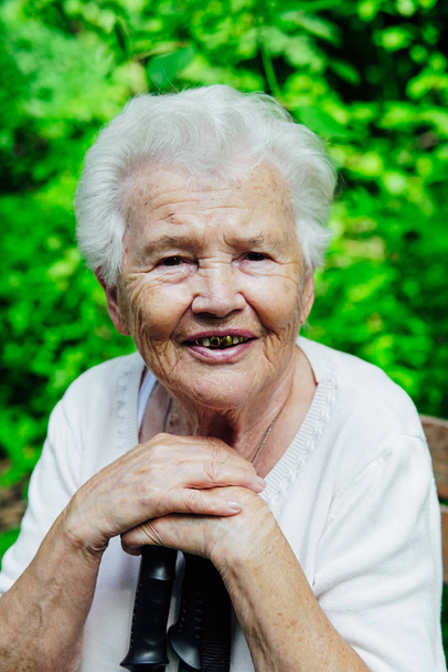 Πορτρέτο του παλιά γιαγιά σε ένα ωραίο παγκάκι - Φωτογραφία, εικόνα