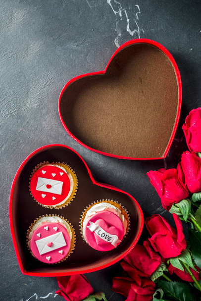  Valentijnsdag roze en rode cupcakes - Foto, afbeelding