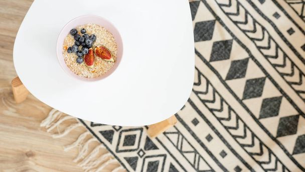 Terveellinen kaurapuuro aamiainen viikunoilla ja mustikoilla
 - Valokuva, kuva