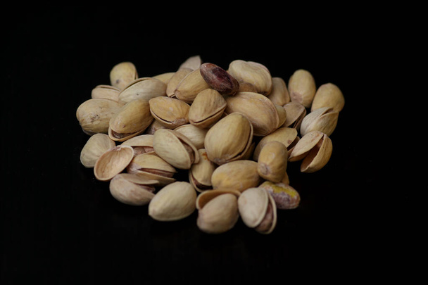 pistachio nuts isolated on black background - Foto, Imagen