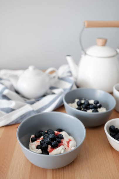 Cottage cheese with blueberries served with tea - Φωτογραφία, εικόνα