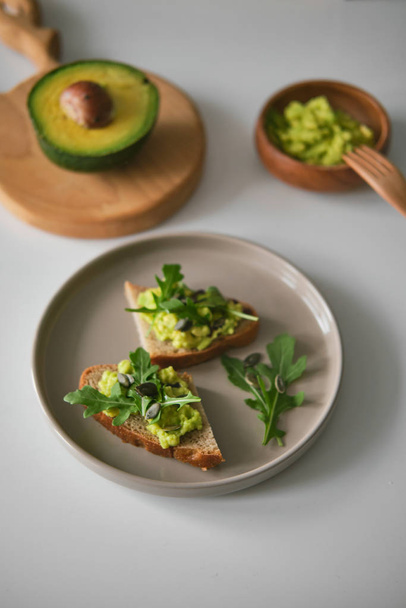 Nahrungszusammensetzung mit Hirschbrett mit Hörnern und Avocado-Sandwiches - gesunde Mahlzeit - Foto, Bild
