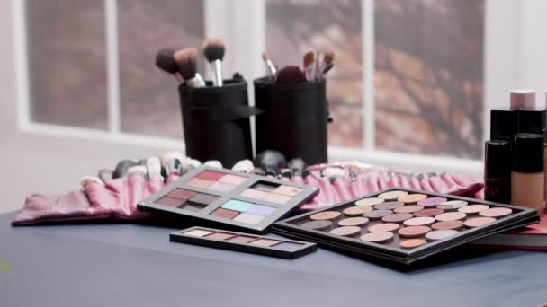 テーブルの上に異なる化粧品のドリーショット - 映像、動画
