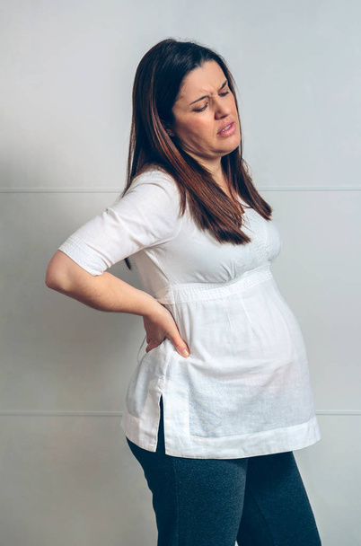 Embarazada con dolor de espalda
 - Foto, Imagen