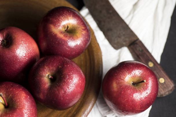 Jabłka bardzo czerwone i jasne, apetyczne, na stole - Zdjęcie, obraz