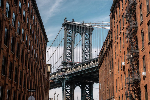 Kilátás a Manhattan híd egyik tornyára a Dumbo kerület utcáiról, Brooklyn, Nyc Kilátás a Manhattan híd egyik tornyára a Dumbo kerület utcáiról, Brooklyn, Nyc  - Fotó, kép