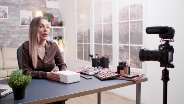 Make-up Influencer spricht über neues Produkt für die Hautpflege - Filmmaterial, Video