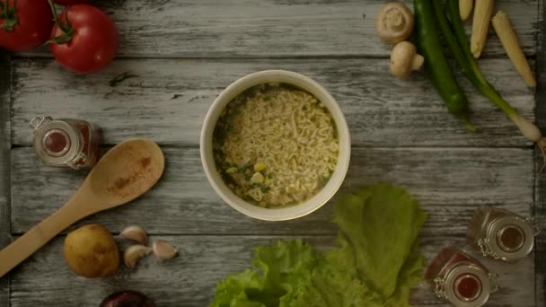 Ucuz lezzetli şehriye çorbasıyla gün doğumu - Video, Çekim