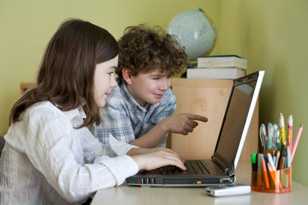 Lapset käyttävät tietokonetta kotona
 - Valokuva, kuva