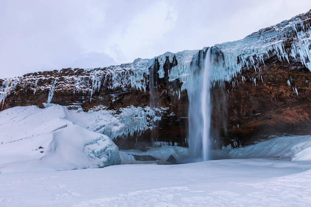 Iceland seljalandsfoss waterfall, winter in Iceland, seljalandsfoss waterfall in winter - Φωτογραφία, εικόνα