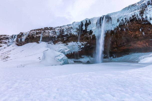 Islandia wodospad seljalandsfoss, zima na Islandii, wodospad seljalandsfoss zimą - Zdjęcie, obraz