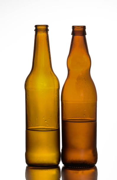 Κενές γυάλινες φιάλες που μπορούν να χρησιμοποιηθούν για διαφορετικά ποτά. - Φωτογραφία, εικόνα