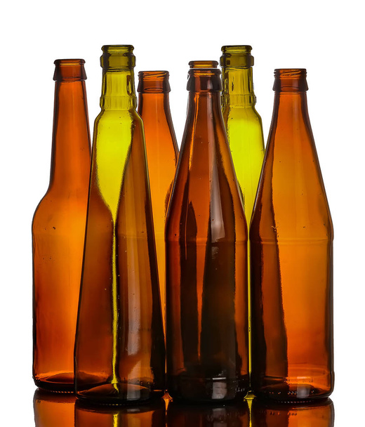 Leere Glasflaschen, die für verschiedene Getränke verwendet werden können. - Foto, Bild