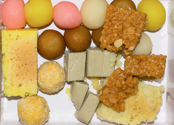 κλείσιμο των ινδικών και πακιστανικών παραδοσιακών μικτών γλυκών  - Φωτογραφία, εικόνα