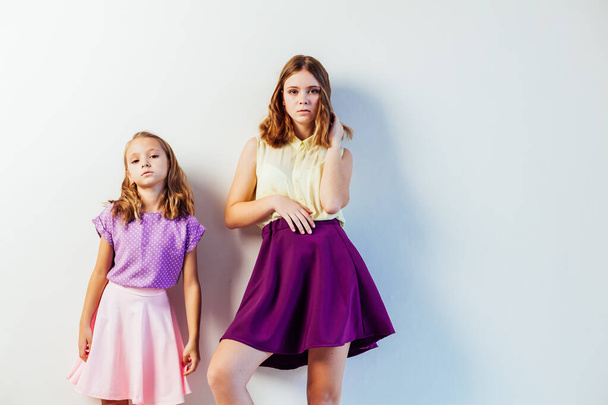 duas irmãs de meninas na moda em belas roupas retrato
 - Foto, Imagem