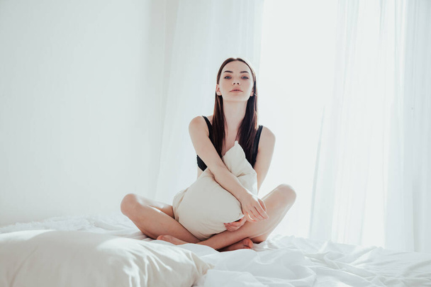 красива модна жінка в нижній білизні вранці в спальні на ліжку
 - Фото, зображення