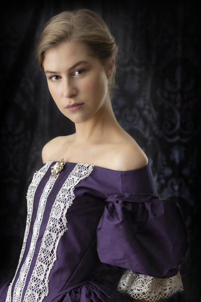Viktorya Dönemi, Rönesans ya da 18. yüzyıldan kalma ipek elbiseli, koyu renk arka planda dantelli kadın.  - Fotoğraf, Görsel