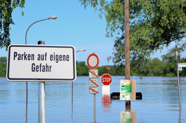 Überflutete Straße bei Hochwasser 2013 in Magdeburg - Foto, Bild
