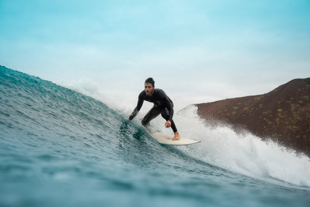 surfista montando olas en la isla de fuerteventura
 - Foto, Imagen
