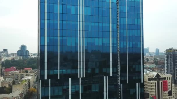 Aerial view of close-up of a skyscraper, Business building close up Aerial, Flight near a glass skyscraper, Impressive skyscrapers from drone - Кадры, видео