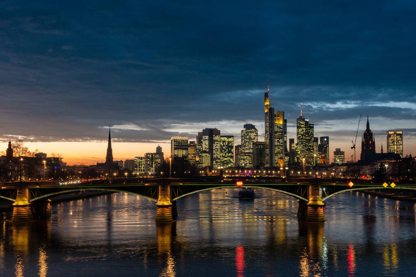 Panorama panoramy panoramy Frankfurtu nad Menem o zmierzchu - Zdjęcie, obraz