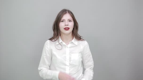 attraktive Frau im Hemd, die Hände am Hals hält, sich erstickt, aufblickt - Filmmaterial, Video