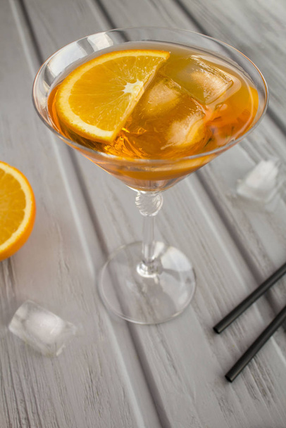 Aperol Spritz Cocktail in Martiniglas auf dem grauen Holzhintergrund. Standort vertikal. Kopierraum. - Foto, Bild