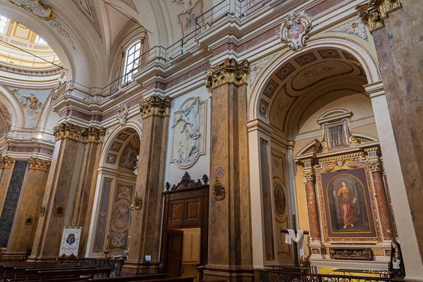 l 'Aquila, Abruzzen. Kirche von Santa Maria del Suffragio, auch als Kirche der Heiligen Seelen bekannt. - Foto, Bild