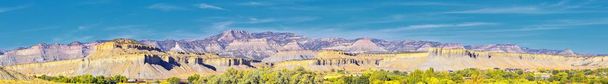 ハイウェイ6号線と191号線からプライスキャニオンユタ周辺の山々、砂漠、景観のパノラマビュー、アメリカ合衆国のマンティ・ラ・サル国立の森。宇佐. - 写真・画像
