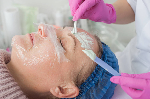 procedimiento para aplicar la máscara antibacteriana en la cara de las mujeres
 - Foto, Imagen