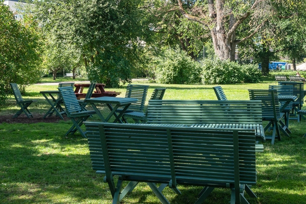 Stadtpark mit Holzbänken in Uppsala, Schweden - Foto, Bild