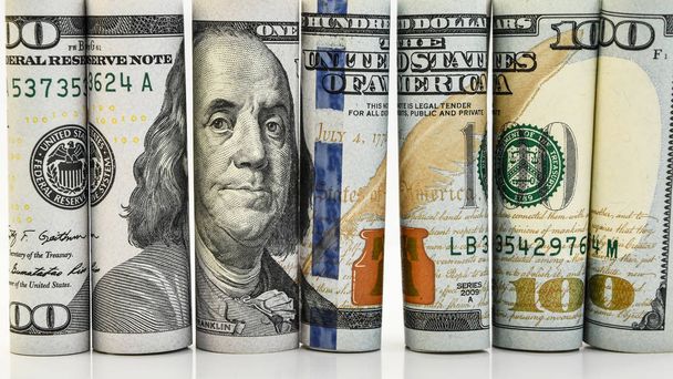 rollen van Amerikaanse dollars, honderd op de witte achtergrond met plaats voor tekst  - Foto, afbeelding