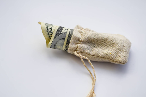 Грошова сумка з доларами ізольовані на білому тлі, бізнес-фінанси. заощадити гроші на інвестиційній концепції грошова сумка, місце для копіювання
  - Фото, зображення