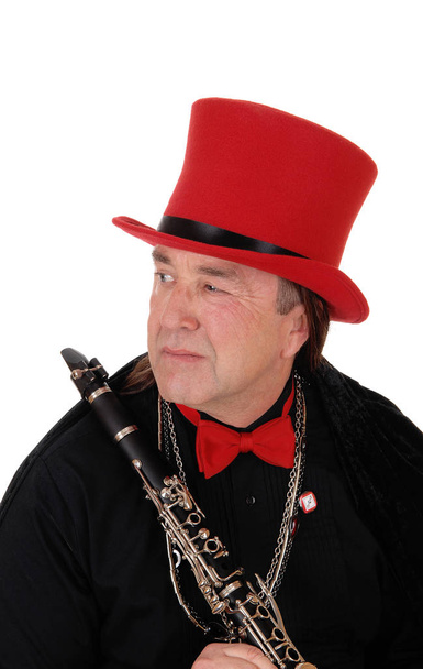 Een klarinet speler met een rode hoed en zwarte outfit - Foto, afbeelding