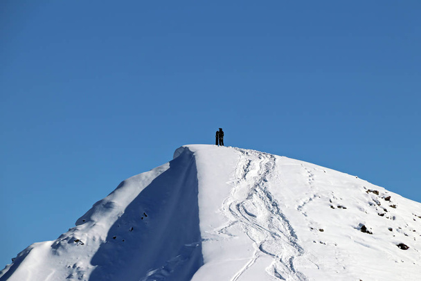 hombre con snowboard en la cima de la montaña nevada
 - Foto, imagen