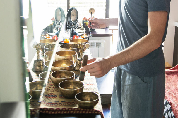 Тибетские чаши для пения во время звуковой терапии в спа-центре
 - Фото, изображение