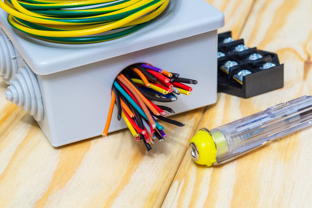 Elektrik kurulum sürecinde kablo kablolu elektrik bağlantı kutuları - Fotoğraf, Görsel