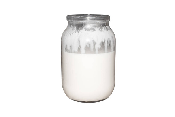 Tarro de leche aislada sobre fondo blanco.Leche grasa casera rústica
. - Foto, imagen