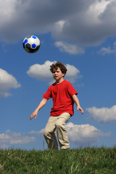 Boy playing football - 写真・画像