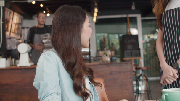 Young Asia Freelance Dame Kundengespräch Streit mit Millennial Kellnerin unzufrieden mit Café schlechten Service, wütend enttäuschte Kunden sprechen mit Mitarbeitern beschweren sich über falsche Bestellung Café. - Filmmaterial, Video