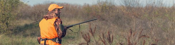 Avcı sahada av tüfeği ile - Fotoğraf, Görsel