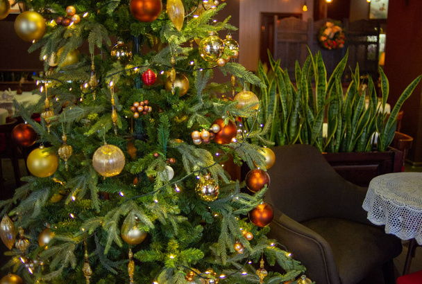 Újévi bútor. Karácsonyfa. Karácsonyi játékok a karácsonyfa alatt. dekoráció. Luxus. - Fotó, kép