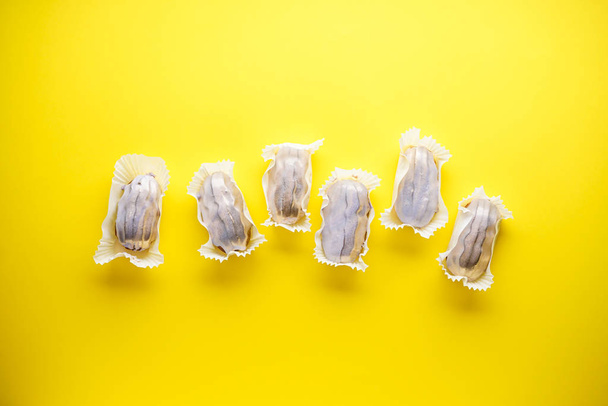 Eclairs op een gele achtergrond plat te leggen. Frans dessert. Home Eclairs. - Foto, afbeelding