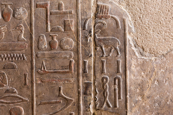 A Karnak templom ősi romjai Luxorban (Théba), Egyiptomban. Az ókor legnagyobb templomkomplexuma a világon. UNESCO Világörökség. - Fotó, kép