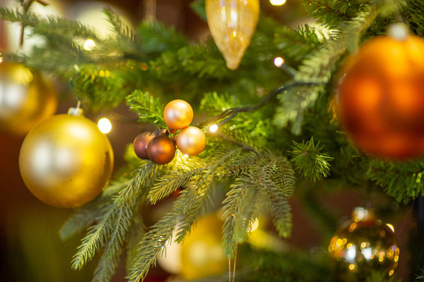 Interior de Ano Novo. Árvore de Natal. Natal. Brinquedos debaixo da árvore de Natal. decorações. Luxo
. - Foto, Imagem