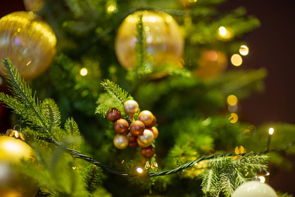 Nieuwjaarsinterieur. Kerstboom. Kerstspeelgoed onder de kerstboom. decoraties. Luxe. - Foto, afbeelding