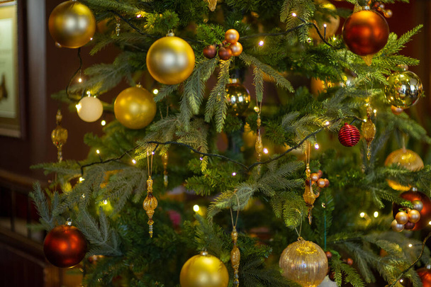 Το εσωτερικό της Πρωτοχρονιάς. Χριστουγεννιάτικο δέντρο. Χριστουγεννιάτικα παιχνίδια κάτω από το χριστουγεννιάτικο δέντρο. διακοσμήσεις. Πολυτέλεια. - Φωτογραφία, εικόνα