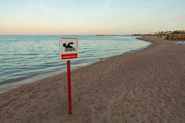 Nessun segno di zona balneare sulla spiaggia del mare. Cancellato persona galleggiante. - Foto, immagini
